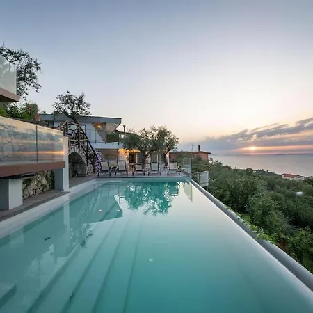 With Amazing Infinity Pool Villa Sorrento